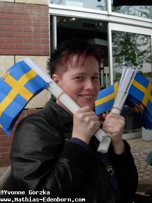 Yvonne mit den schwedischen Fähnchen