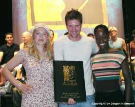 Maricel(Amneris), Mathias Edenborn(Radames) und Florence Kasumba(Aida) zeigen das Script